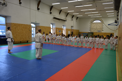 Rassemblement traditionnel avant le cours